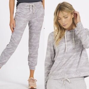Vuori halo light gray camo dream knit jogger and hoodie set